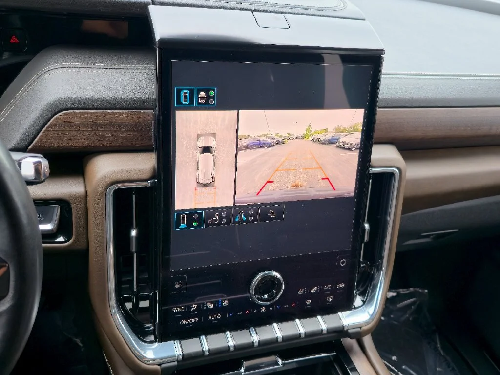 2025 GMC Yukon Denali Ultimate - Photo 16
