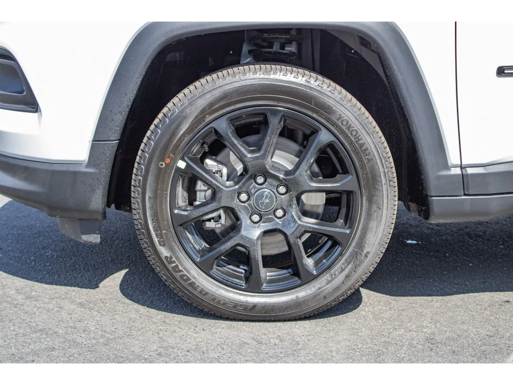 New 2026 Bright White Clearcoat Jeep Latitude image 5