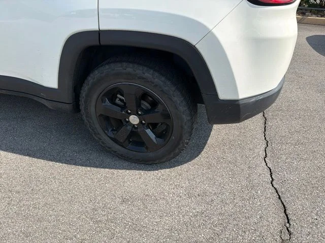 Used 2019 White Jeep Latitude image 7