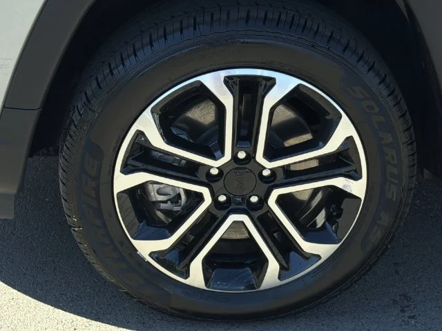 Used 2024  Jeep Limited image 16