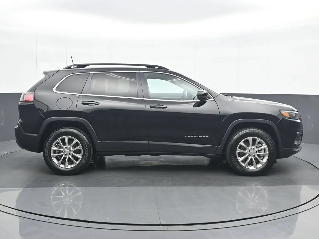 Used 2022 Black Jeep Latitude Lux image 7