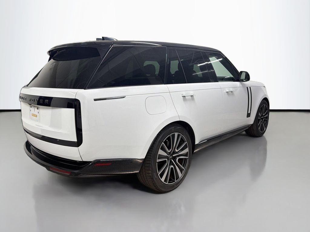 Used 2024 White Land Rover SE image 9