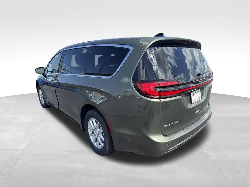 New 2027 Olive Green Pearl-Coat Exterior Paint Chrysler Select image 5