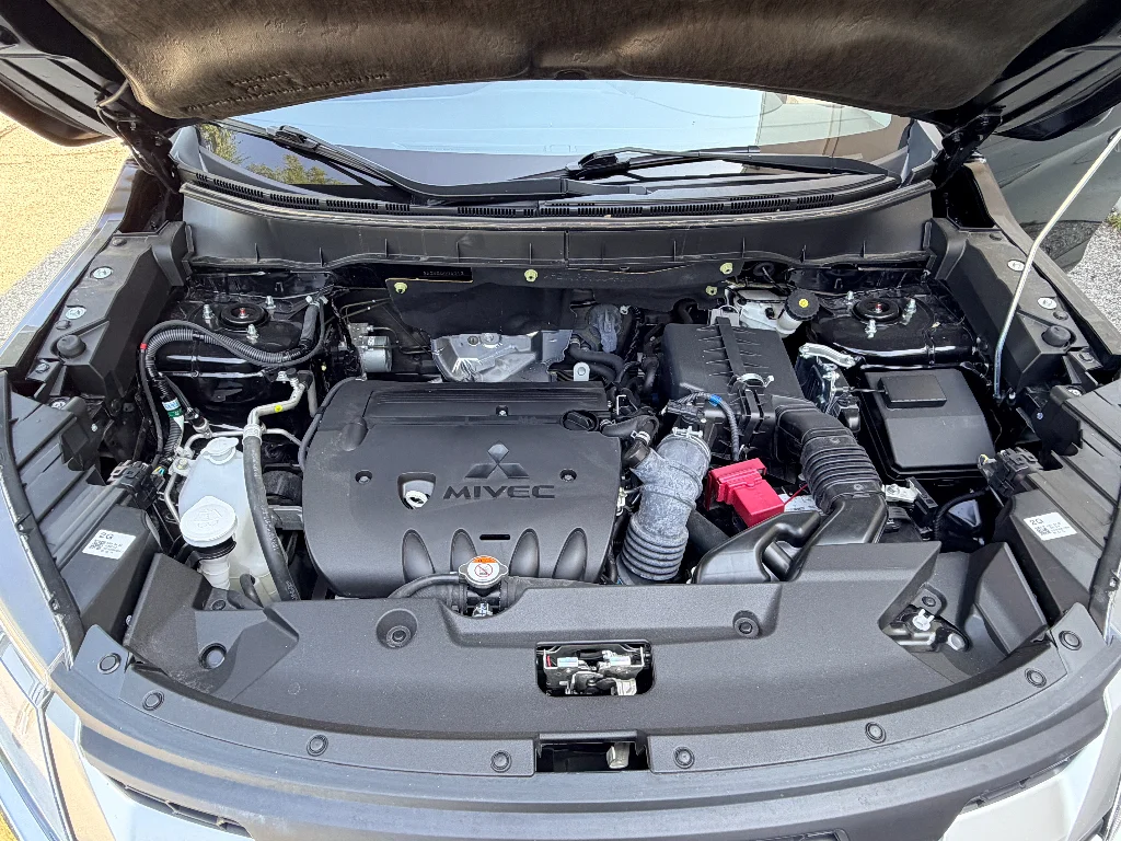 Used 2025 Labrador Black Pearl Mitsubishi ES image 30