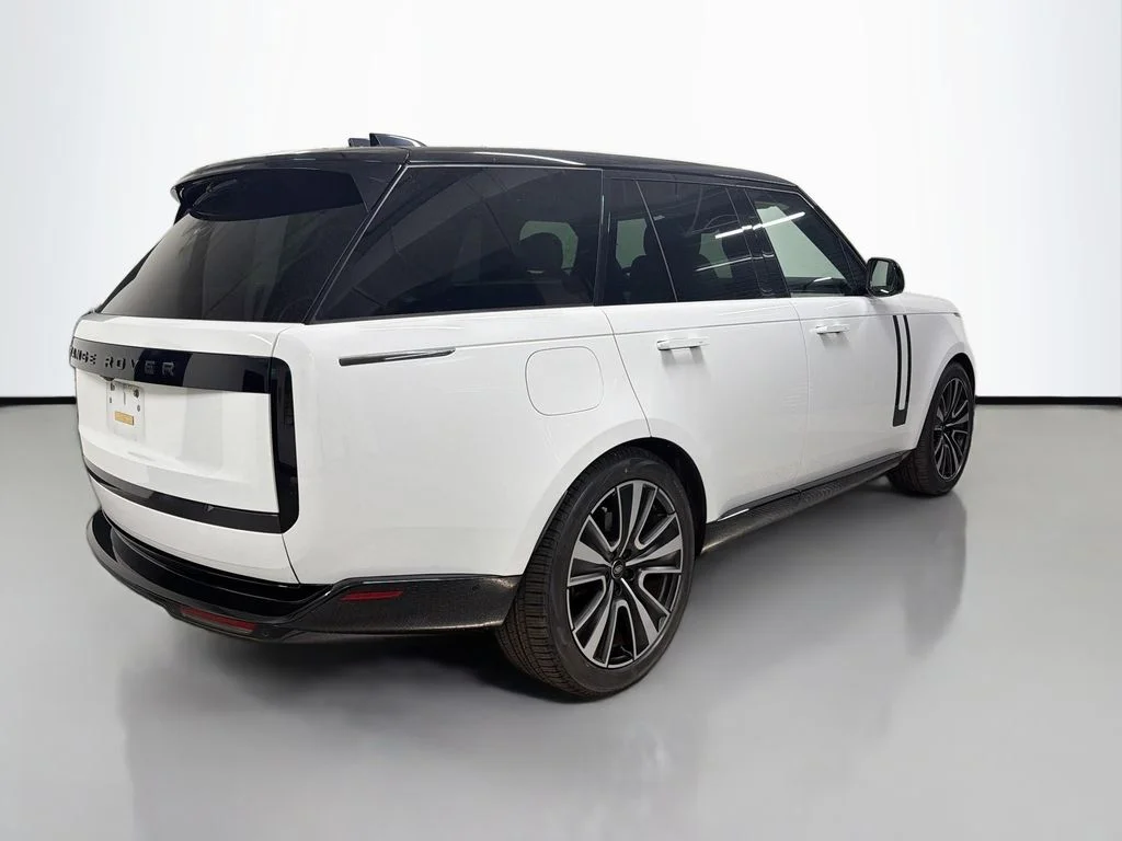 Used 2024  Land Rover SE image 9