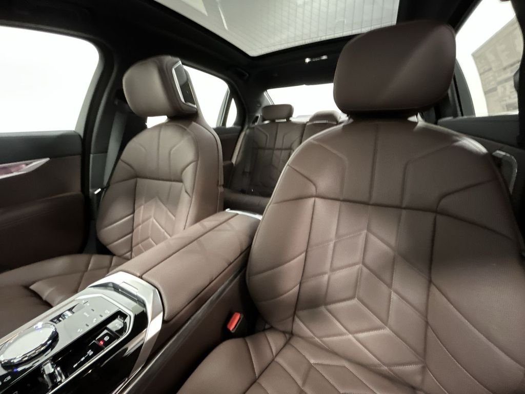 2026 BMW 7 Series 750e - Photo 13