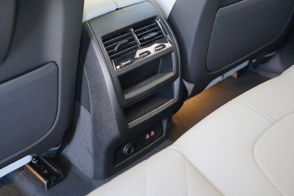 New 2026 Black Sapphire Metallic BMW xDrive50e image 34