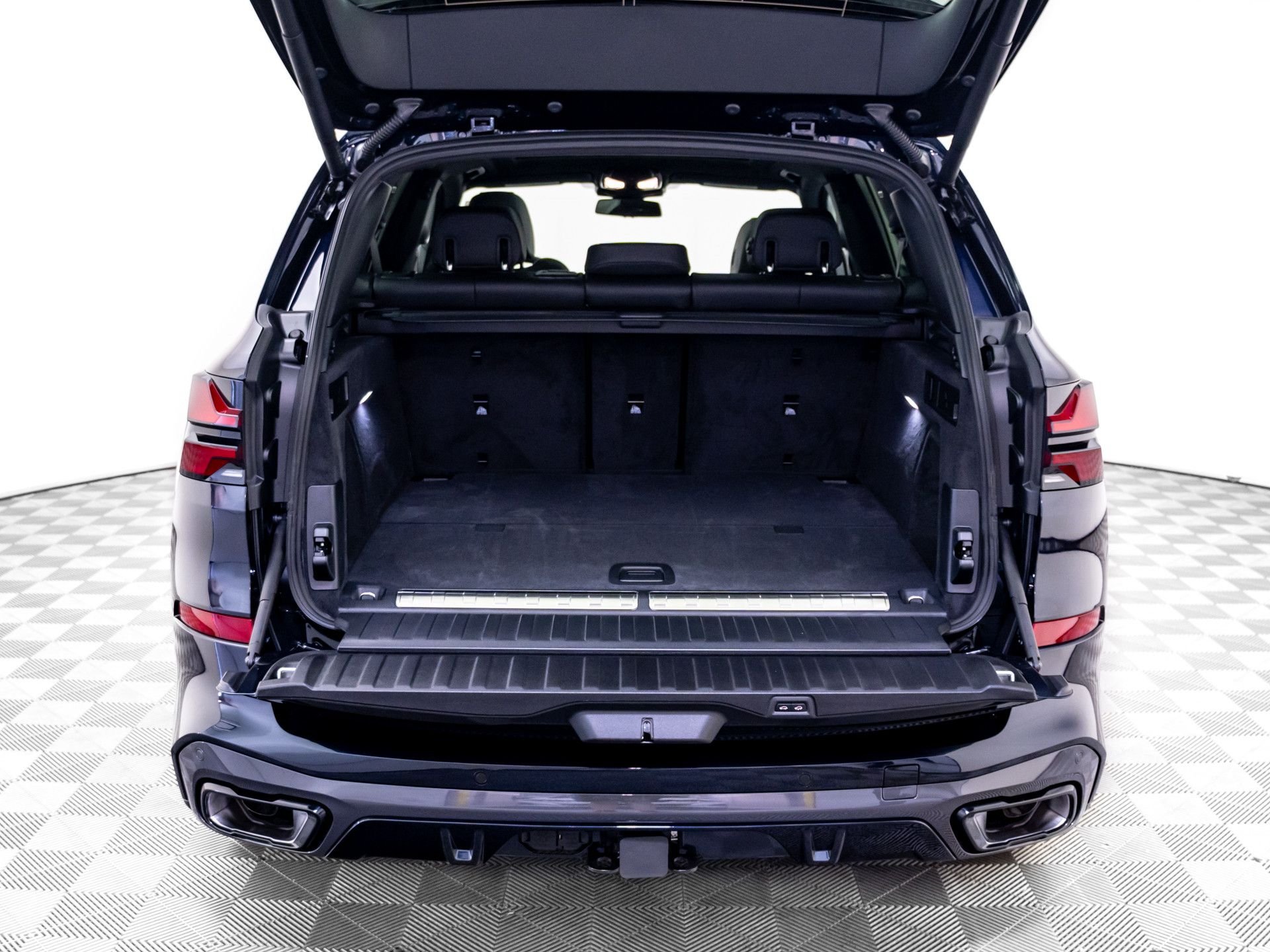 New 2026 Carbon Black Metallic BMW xDrive50e image 32