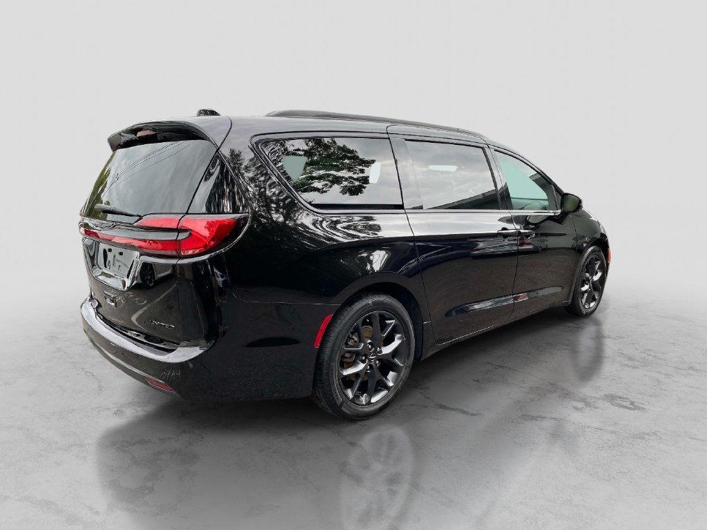 Used 2025 Black Chrysler Limited image 9