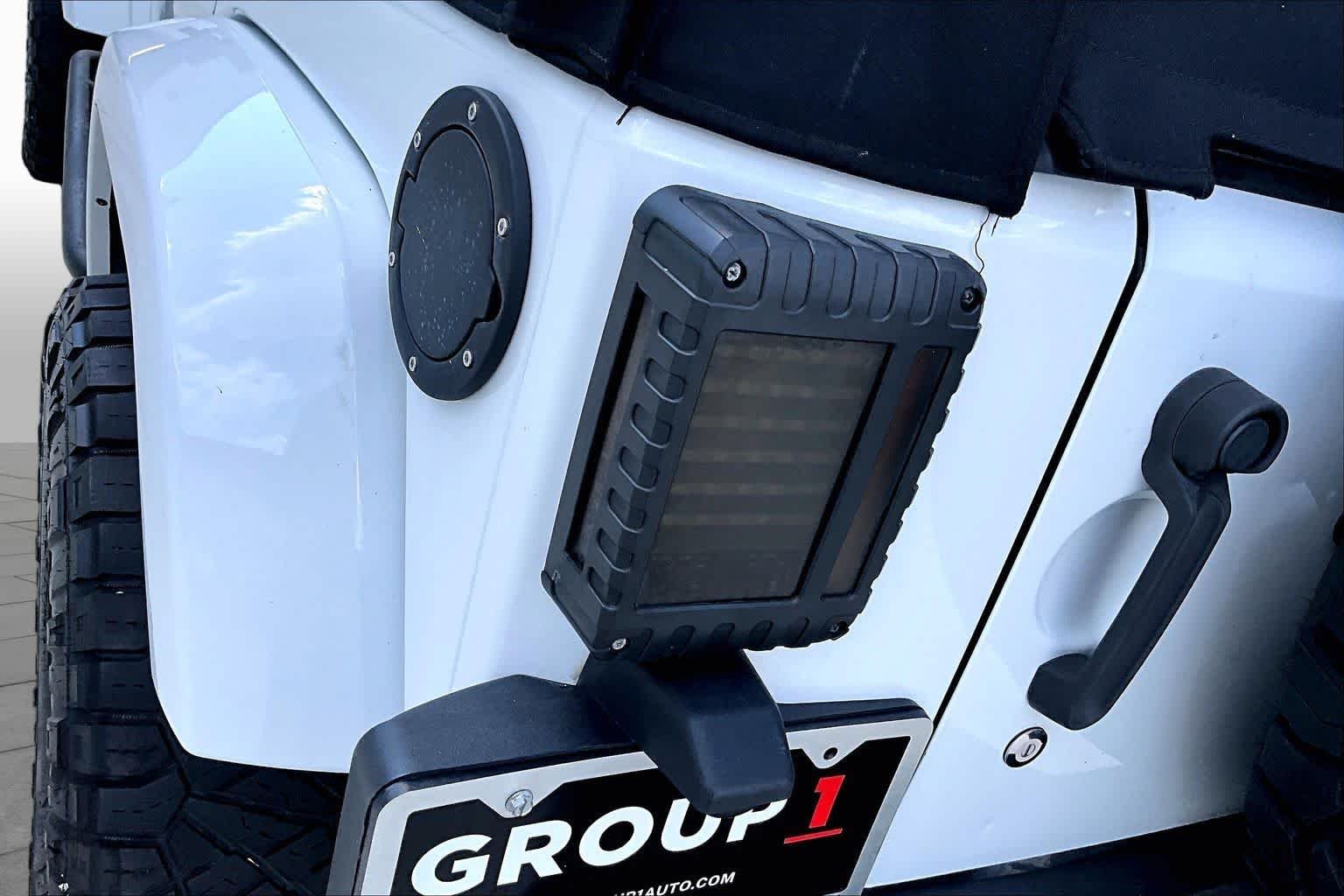 Used 2014 Bright White Clearcoat Jeep Sahara image 22