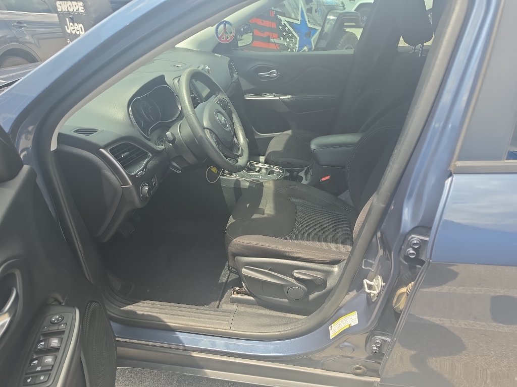 Used 2020 Slate Blue Pearlcoat Jeep Latitude image 7