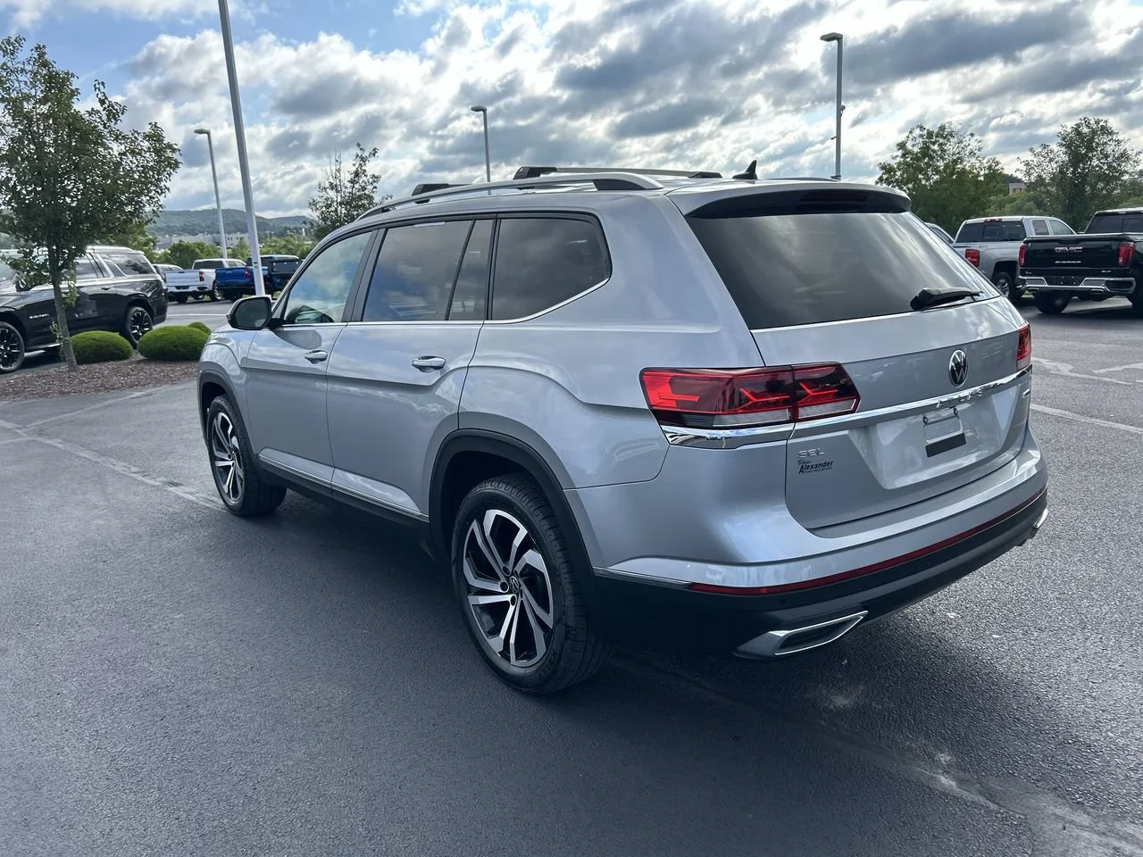 Used 2022 Gray Volkswagen 2.0T SEL image 5
