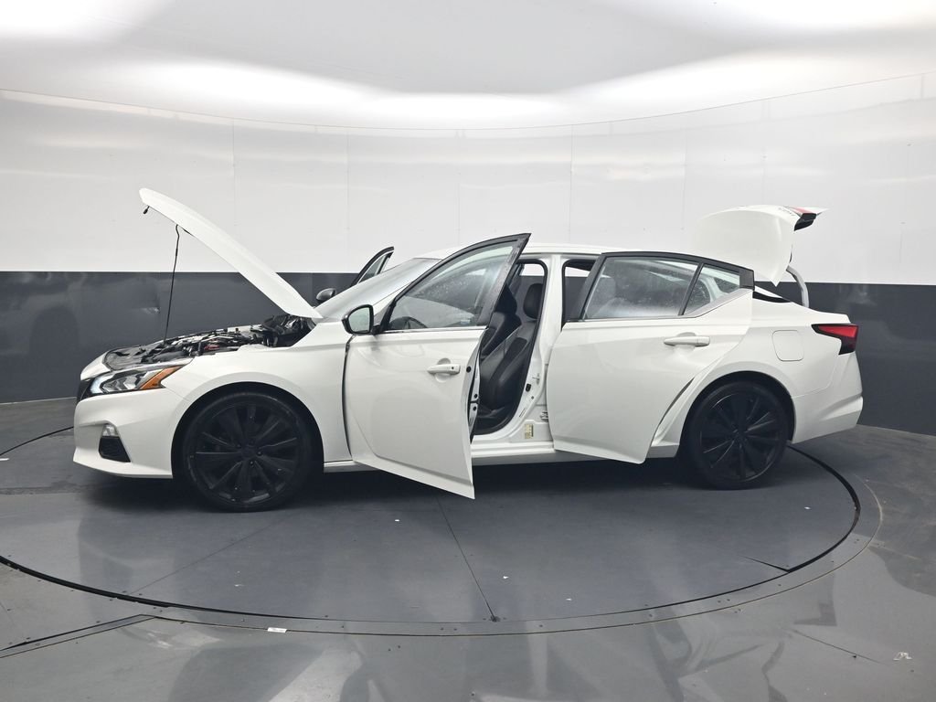 Used 2022 White Nissan 2.5 SR image 49