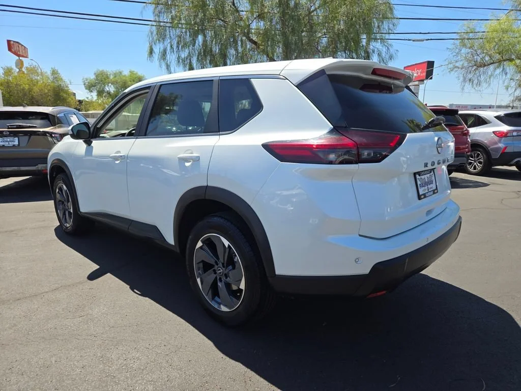 Used 2025 Everest White Pea Nissan SV image 4