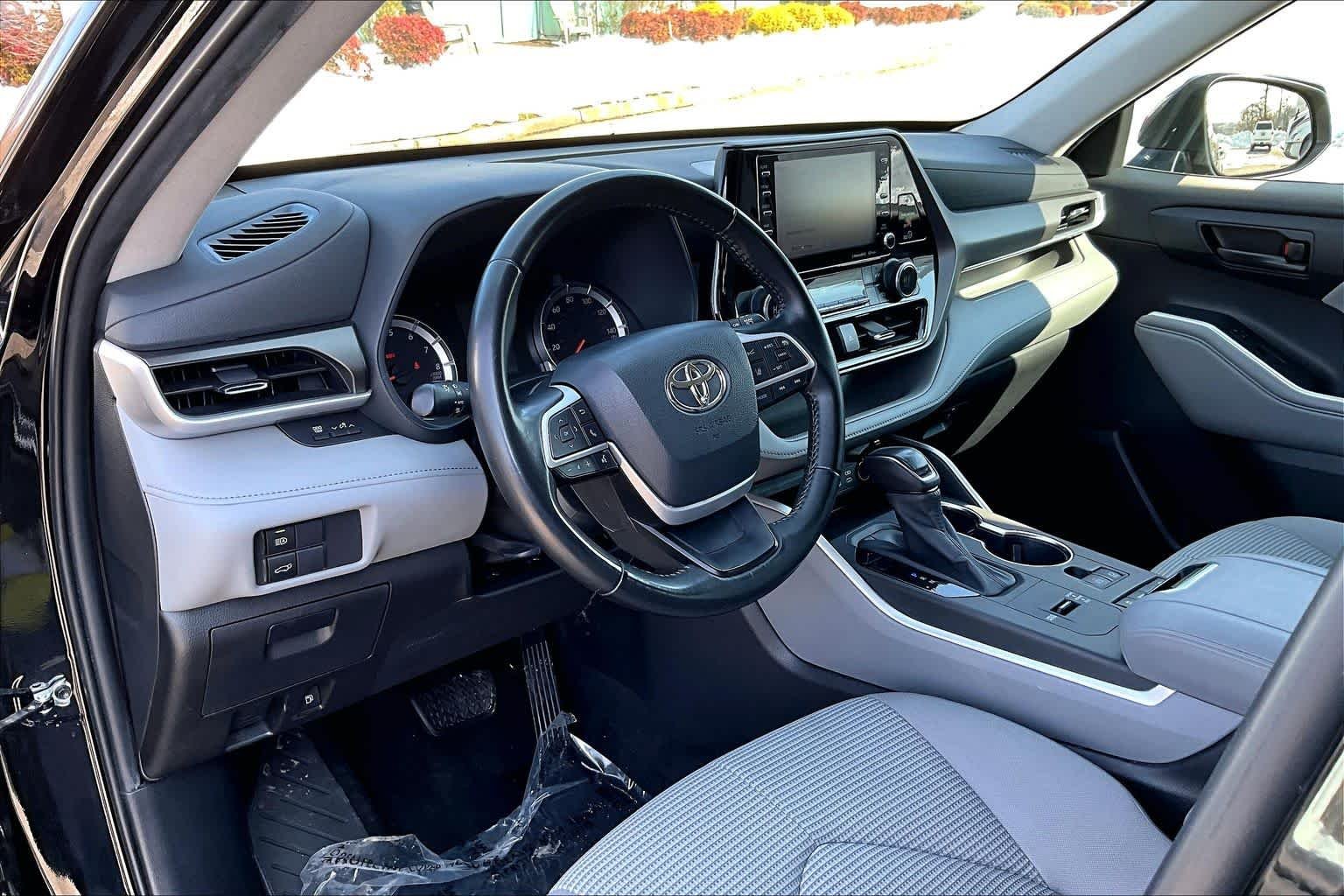 Used 2022 Midnight Black Metallic Toyota LE image 15