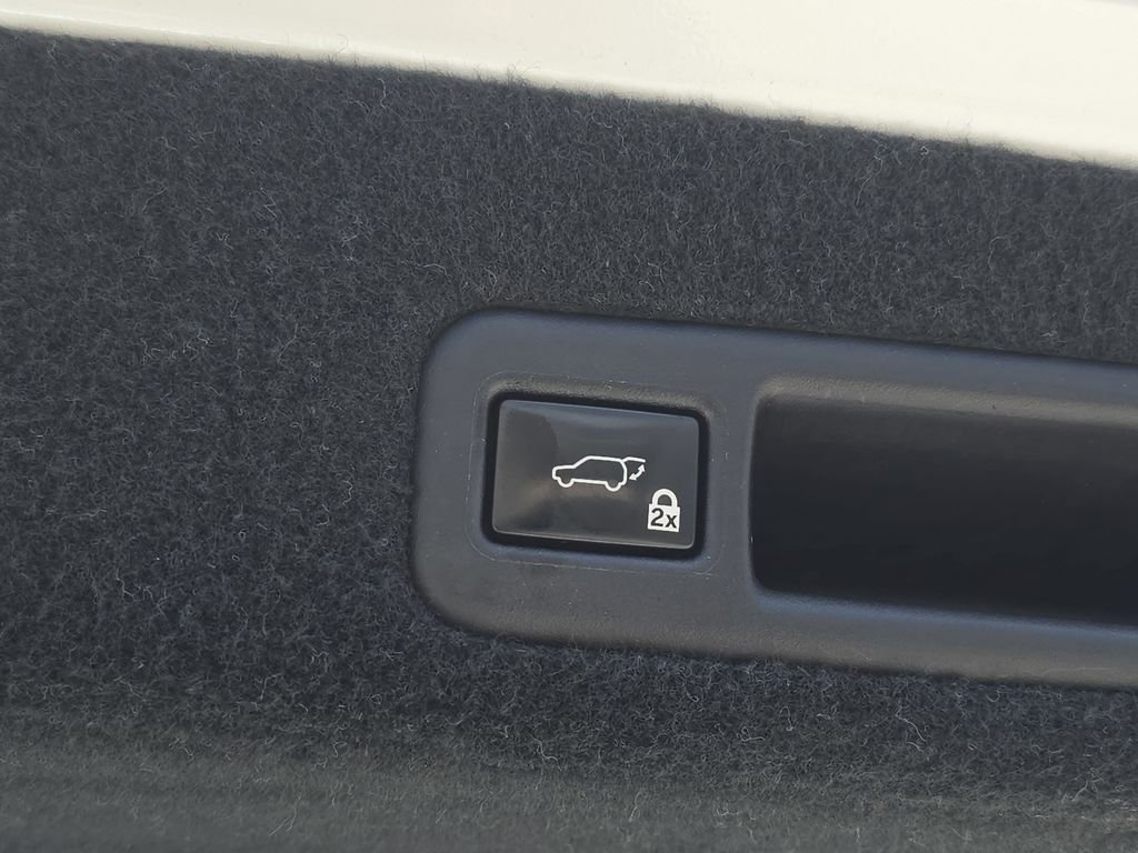 Used 2019 White Lexus 450h image 16