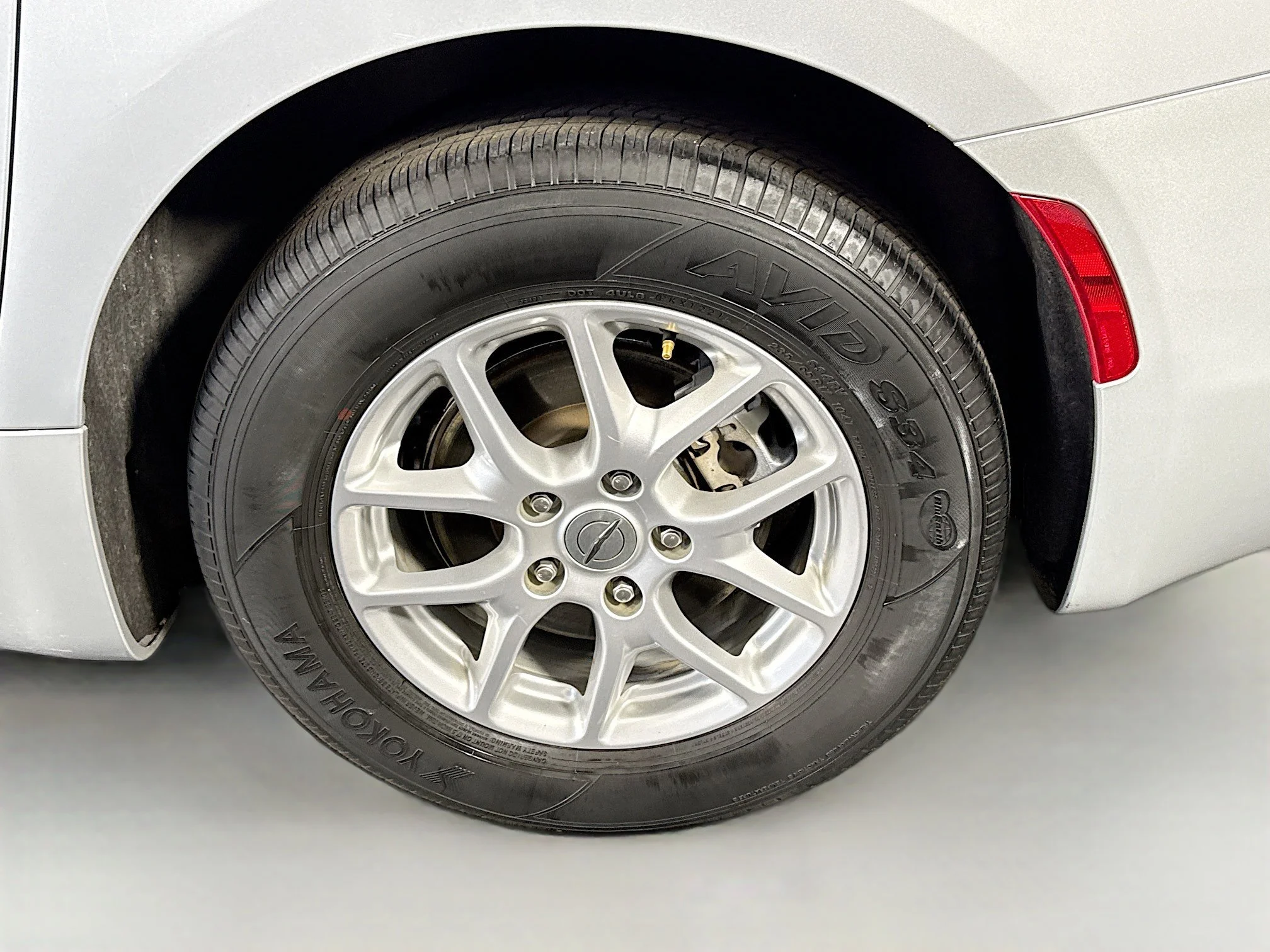 Used 2023 Silver Mist Clearcoat Chrysler LX image 31