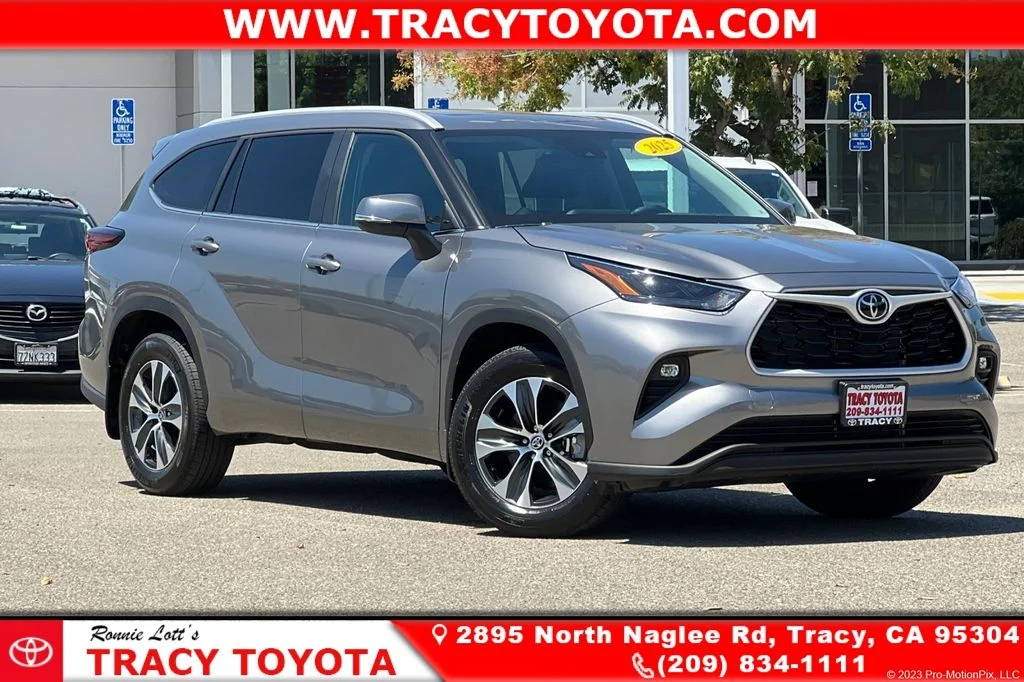Used 2025  Toyota XLE image 1