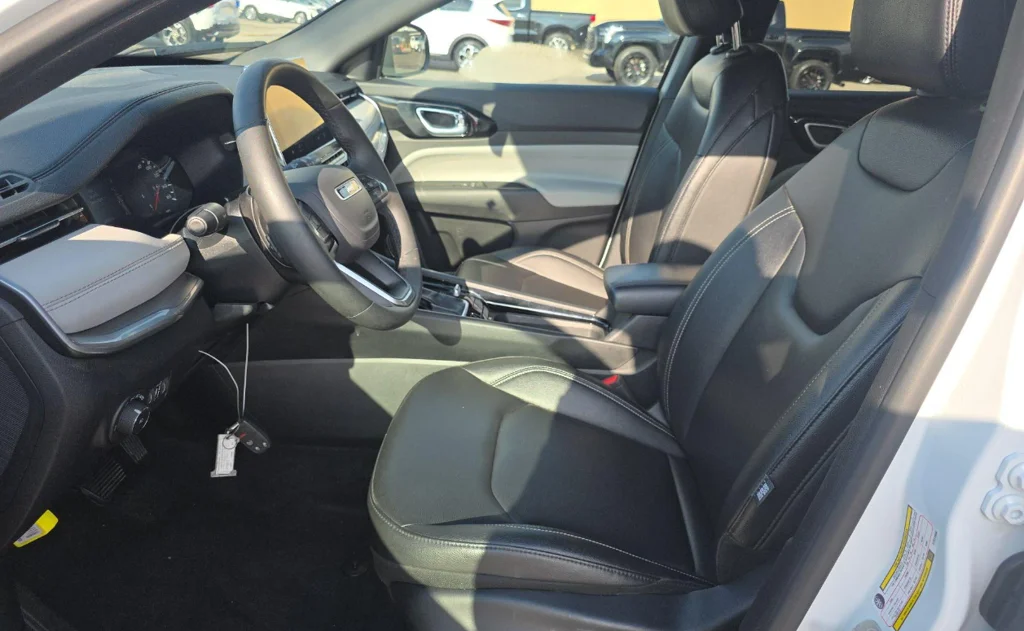 Used 2025 White Jeep Limited image 6