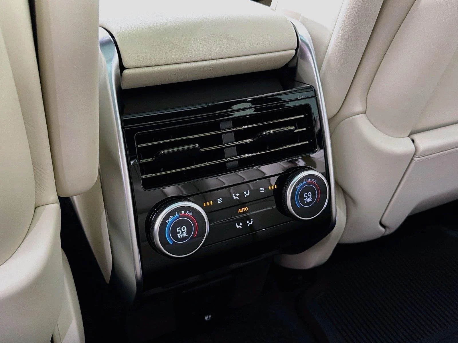 New 2027 Carpathian Grey Land Rover SE image 24