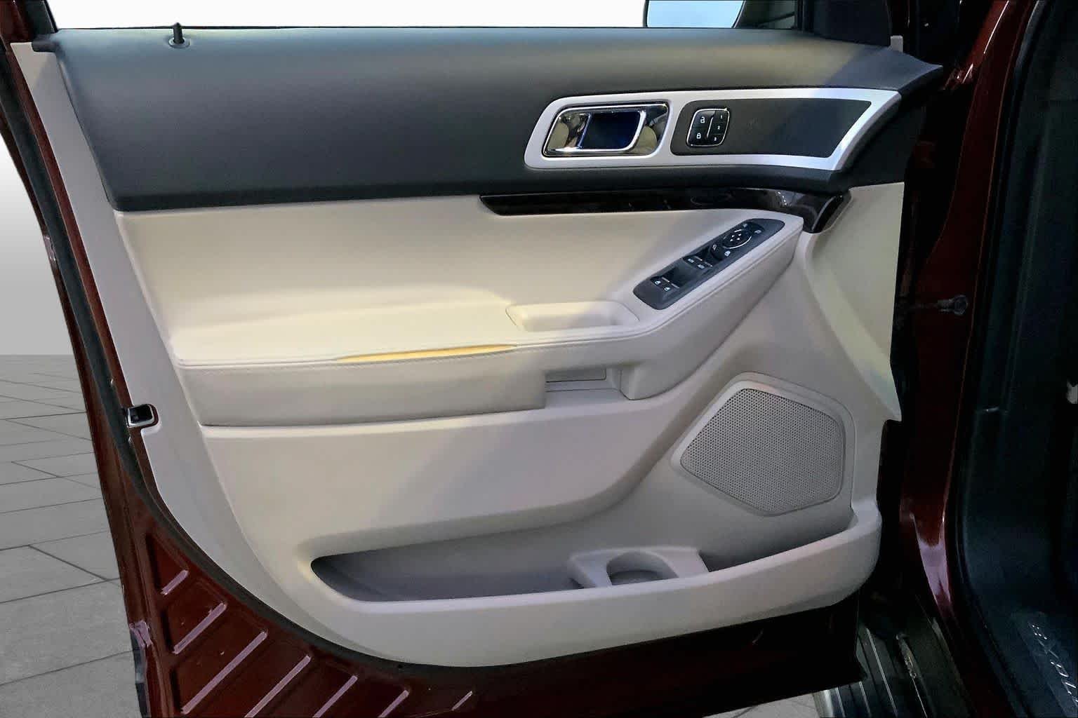 Used 2015 Bronze Fire Metallic Tinted Clearcoat Ford Limited image 19