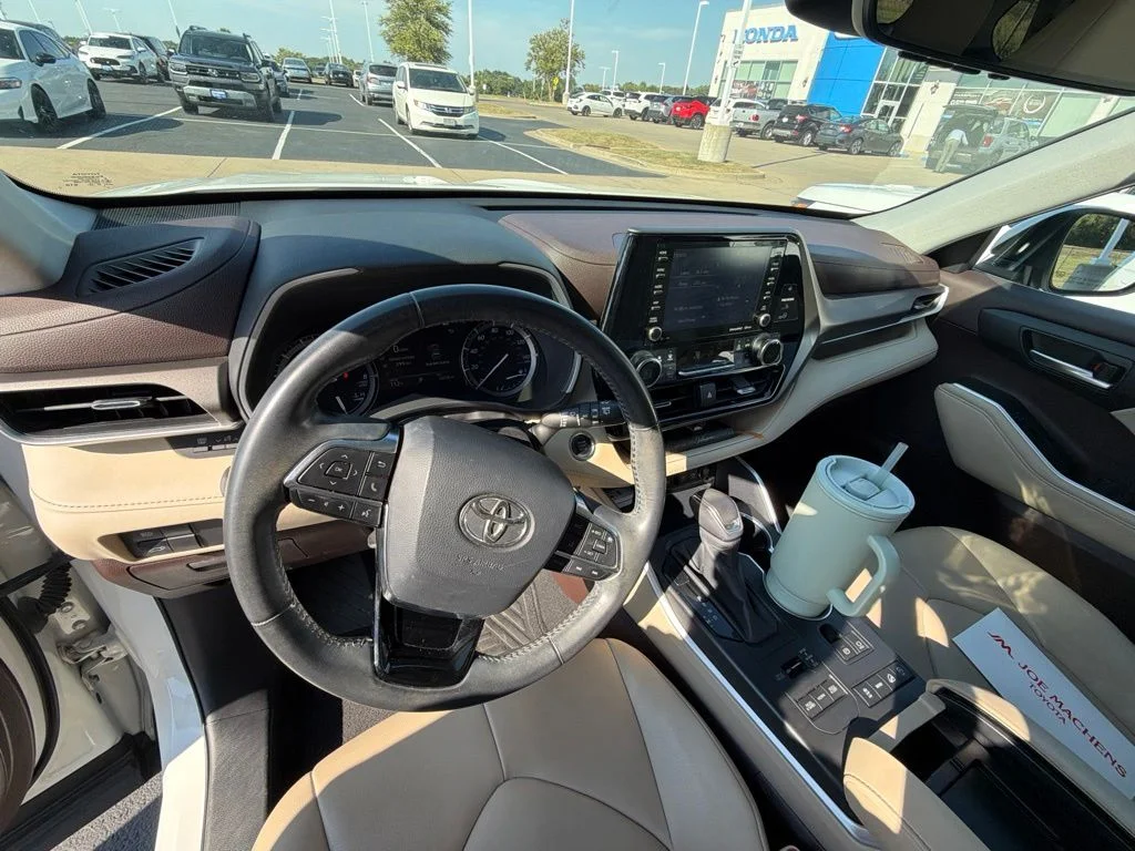 Used 2020 White Toyota XLE image 9