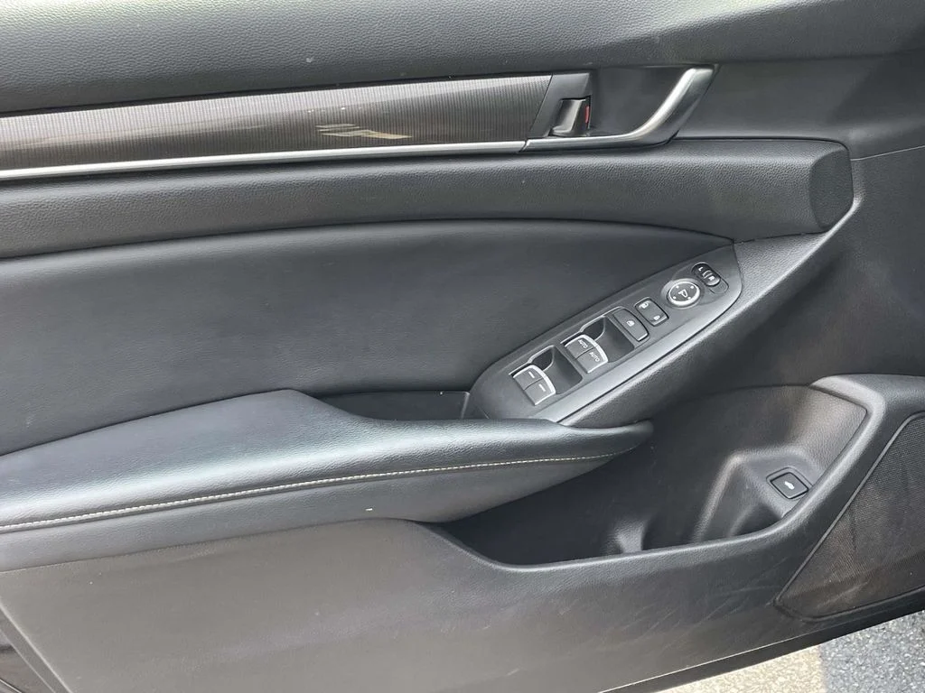 Used 2018  Honda Sport image 25