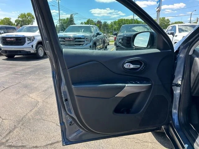 Used 2020 Blue Jeep Limited 4x4 image 14