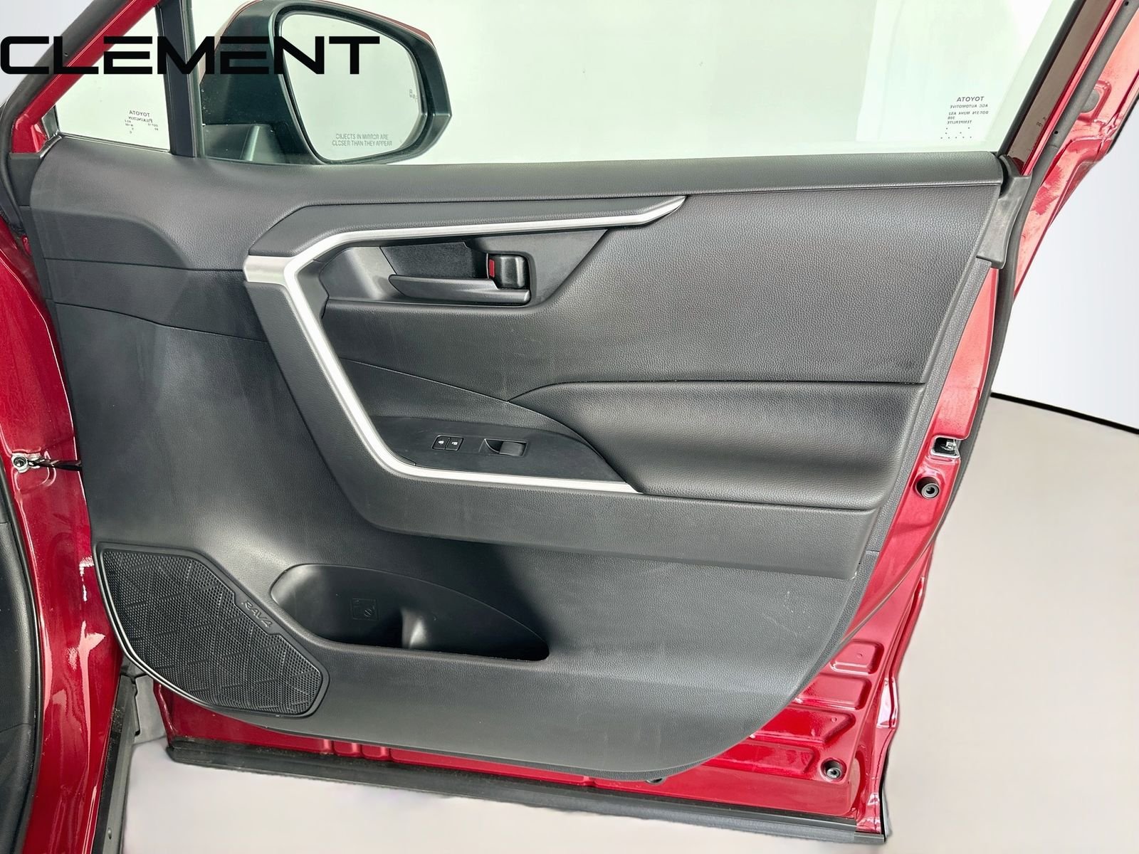 2020 Toyota RAV4 LE - Photo 33