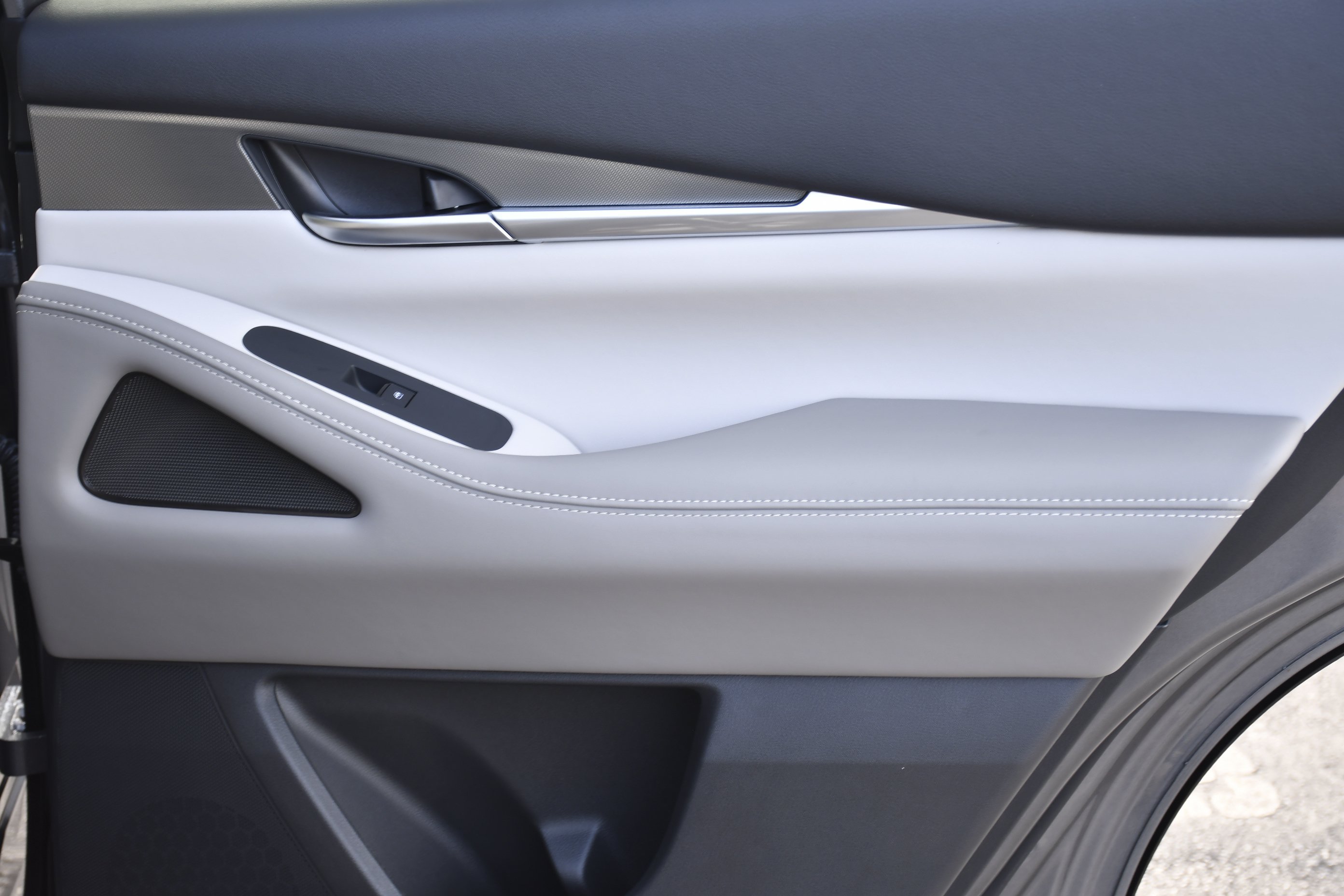 New 2027 GRAPHITE SHADOW INFINITI Luxe AWD image 31