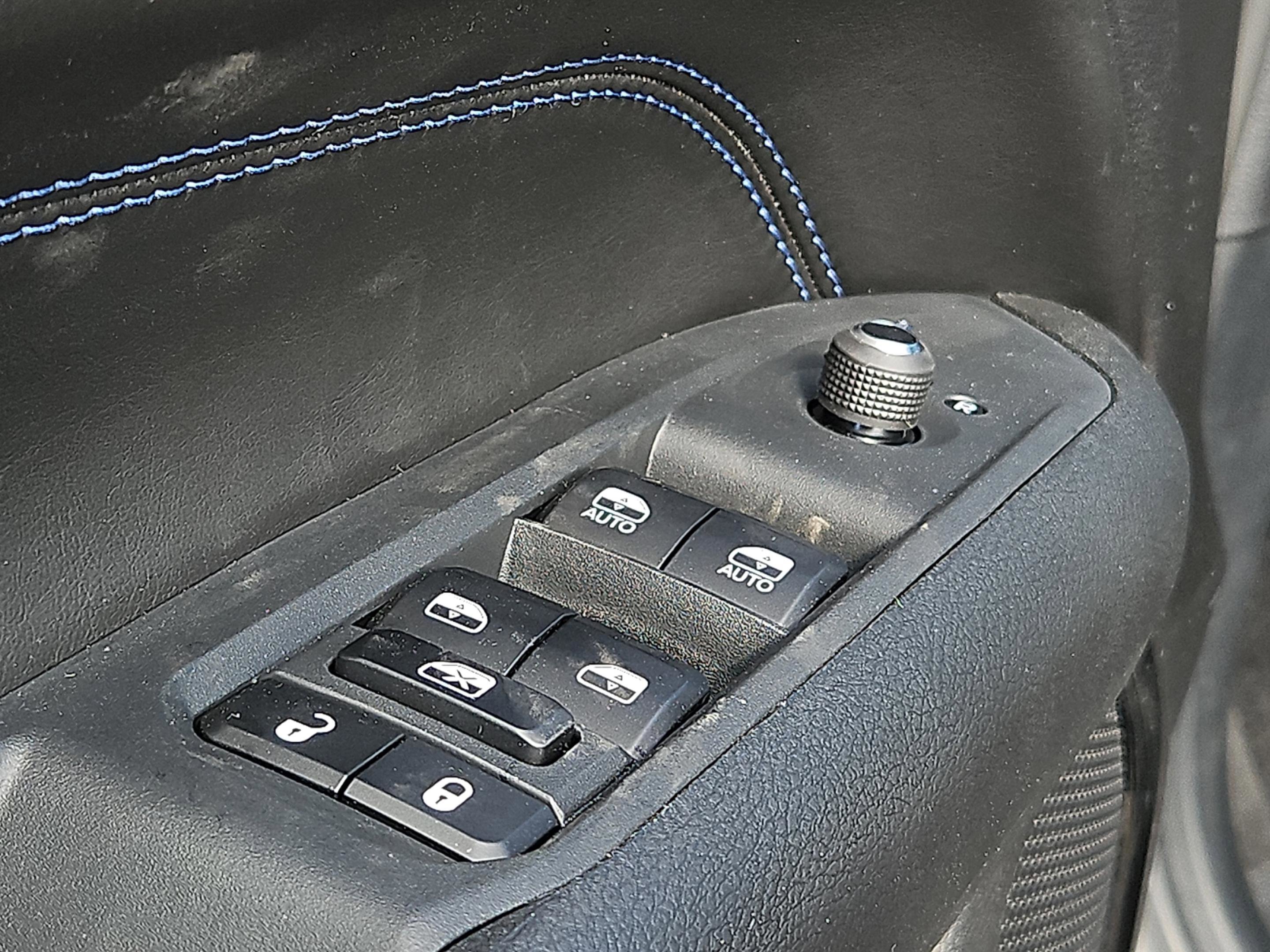 New 2026 Diamond Black Crystal Pearl-Coat Exterior Paint Jeep Latitude Altitude image 17