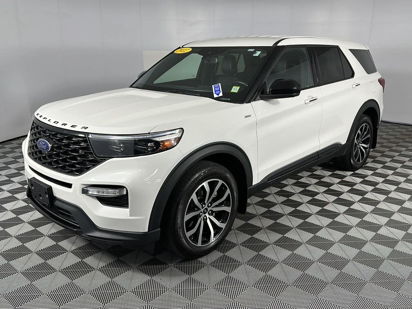 Used 2022 Star White Metallic Tri-Coat Ford ST-Line image 15