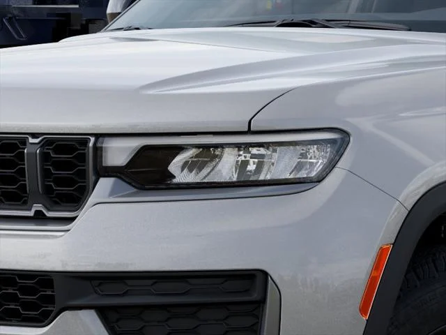New 2026 Silver Zynith Exterior Paint Jeep Laredo Altitude image 18