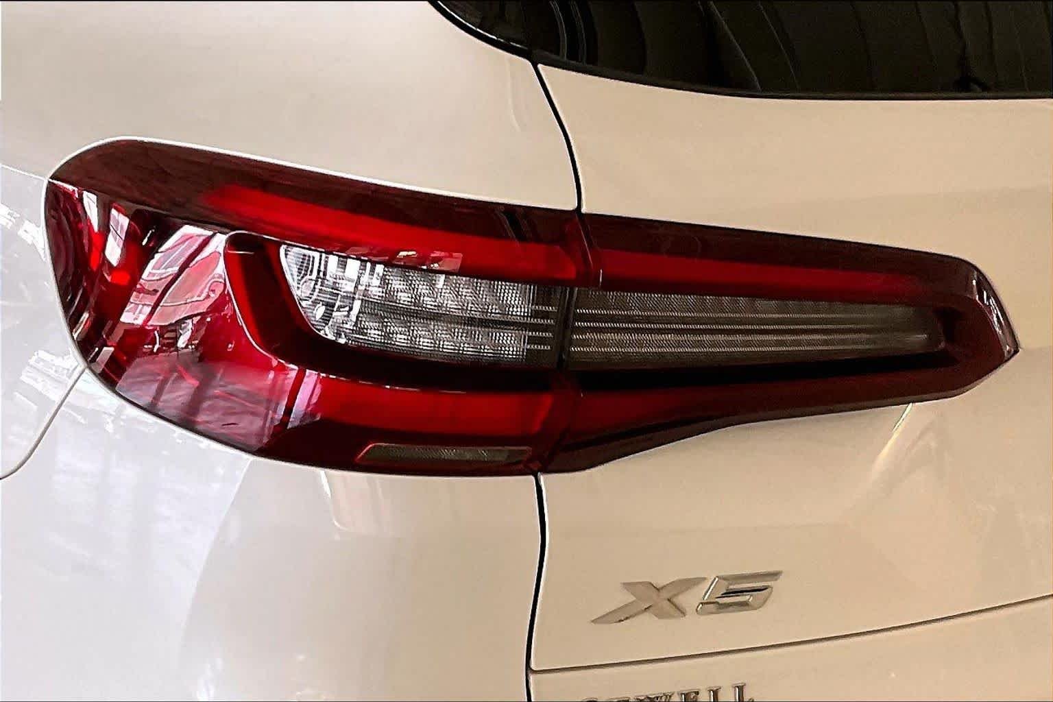 Used 2021 Mineral White Metallic BMW sDrive40i image 26