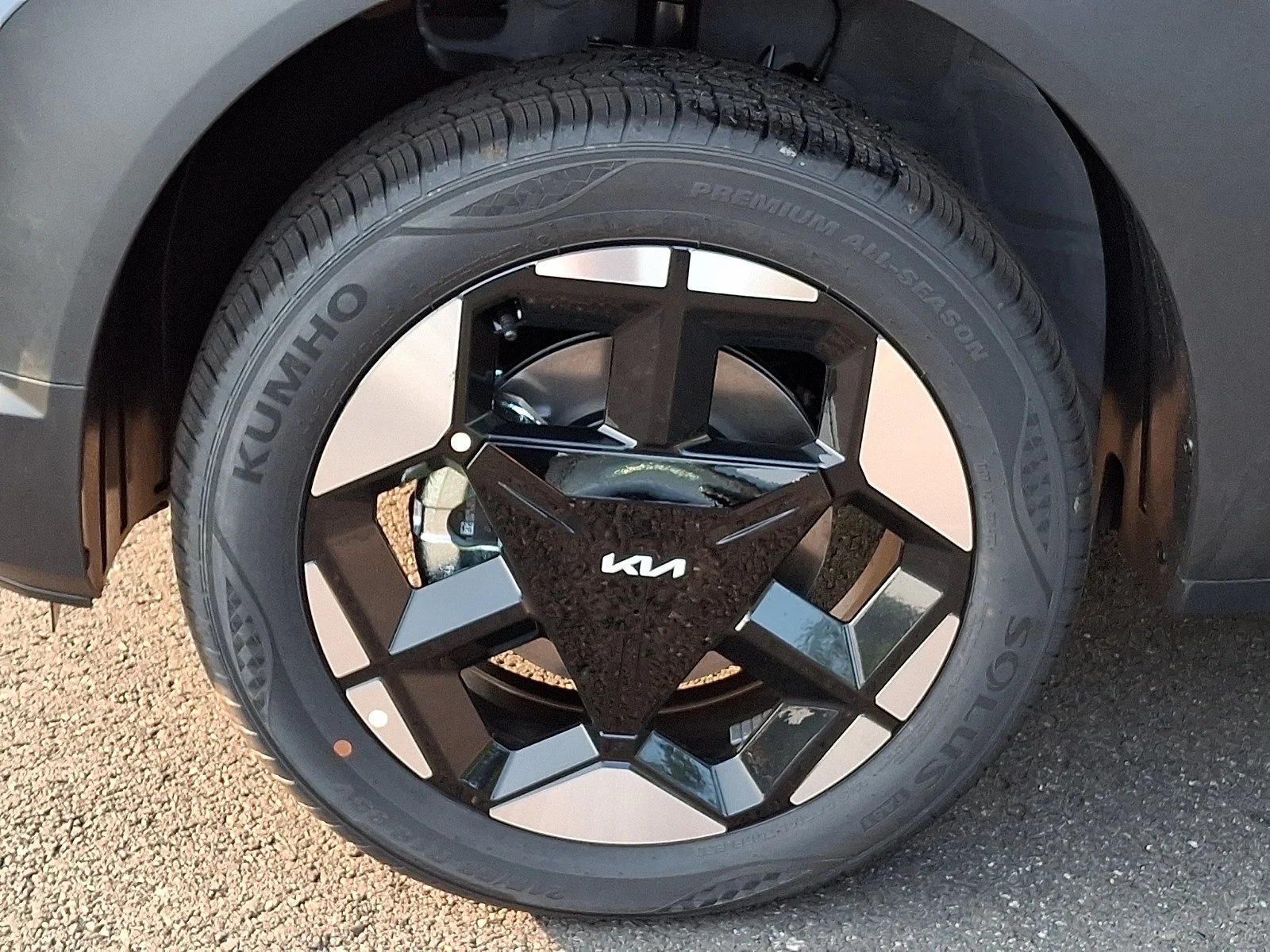 New 2027 Pale Gray Kia S image 4