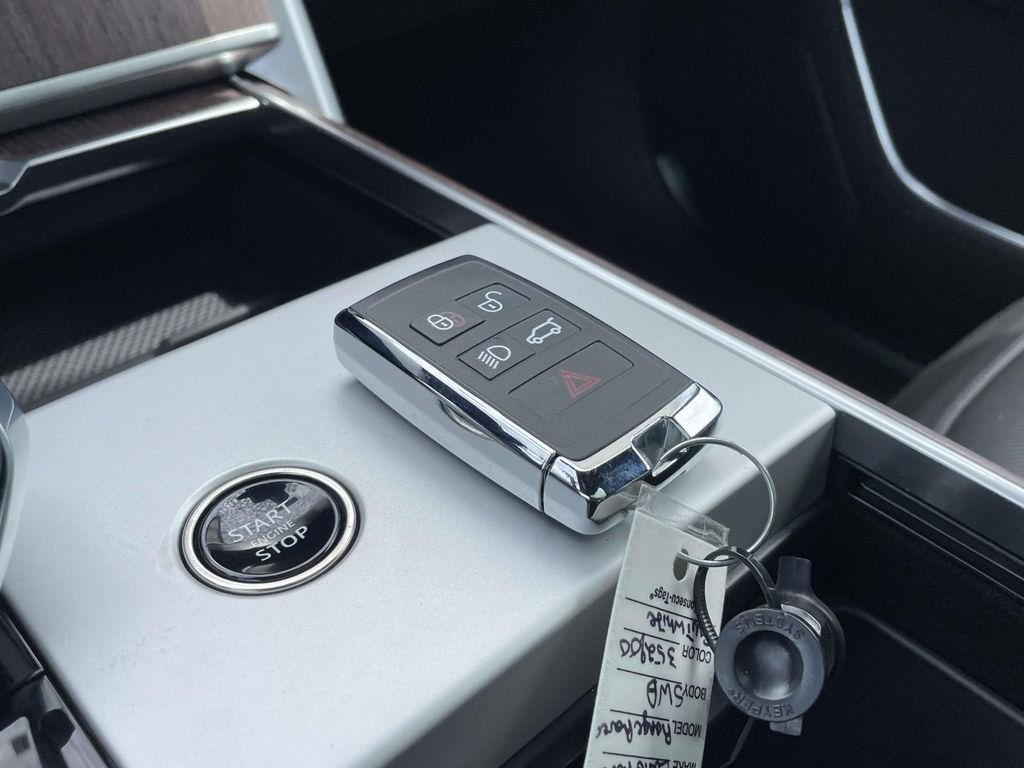 New 2026 Fuji White Land Rover SE image 40