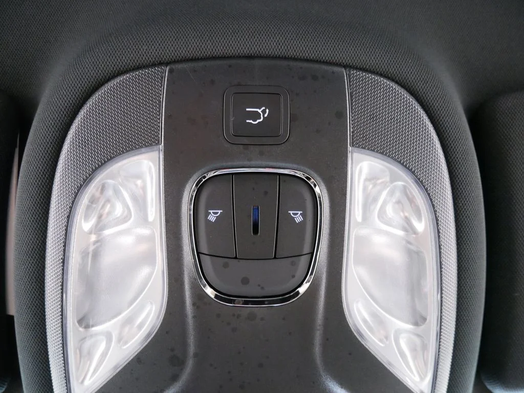 New 2026 Diamond Black Crystal Pearlcoat Jeep Latitude image 28