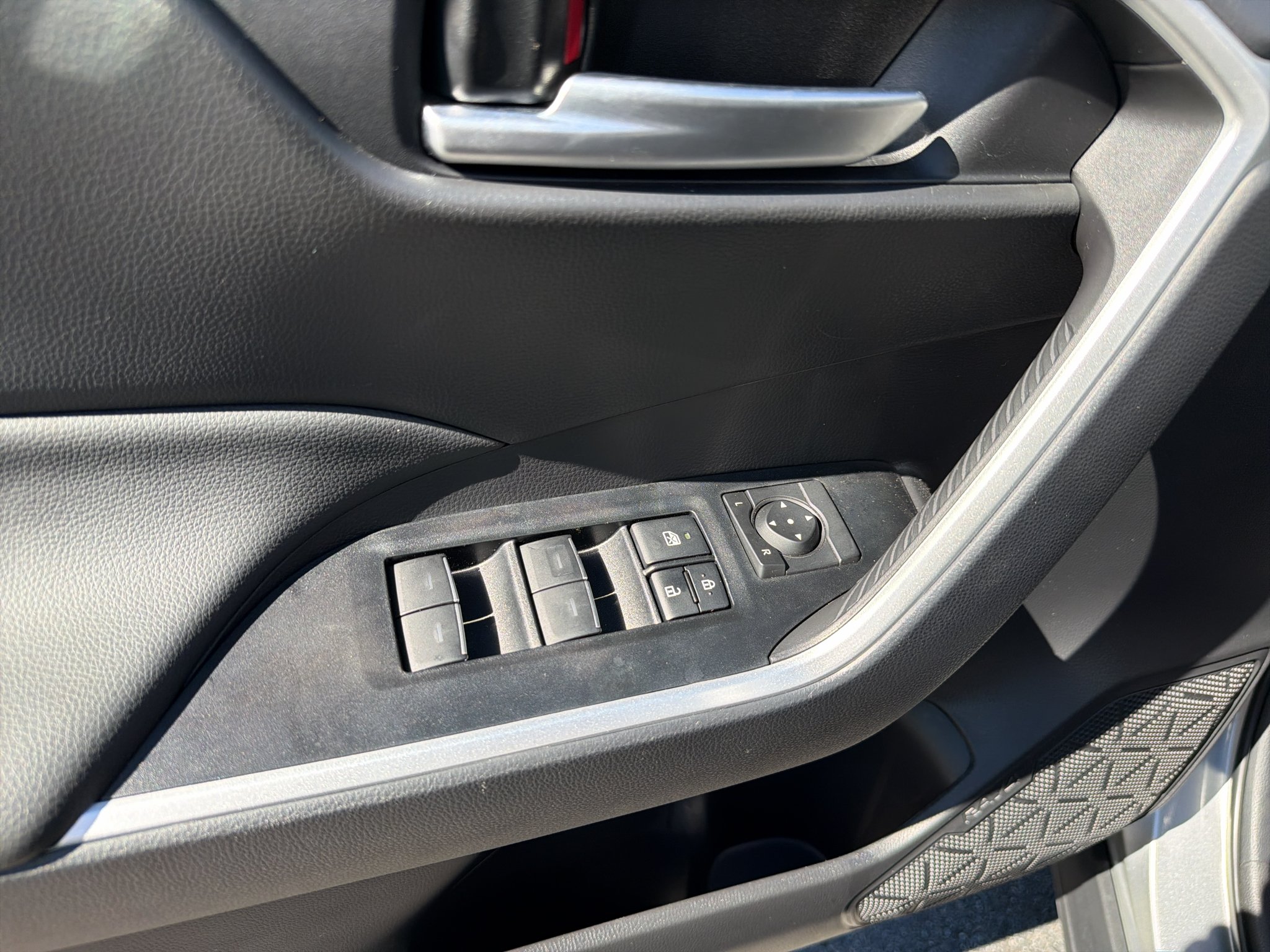 Used 2025 Silver Sky Metallic Toyota XLE image 20