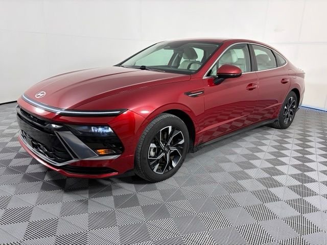 Used 2025 Red Hyundai SEL image 3