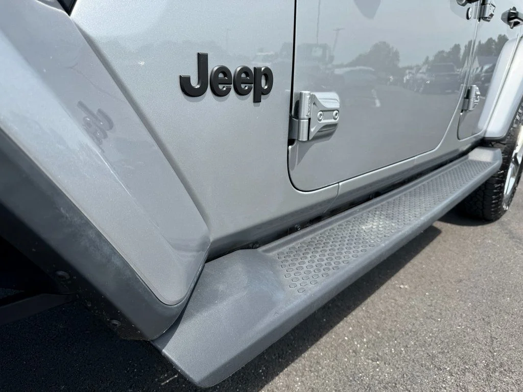 Used 2020 Silver Jeep Unlimited Sahara image 15