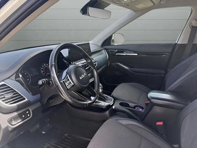 Used 2022 White Kia S image 10