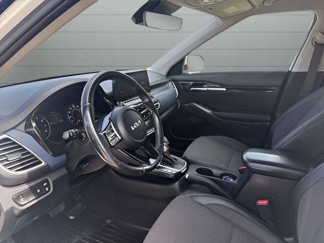 Used 2022 White Kia S image 10