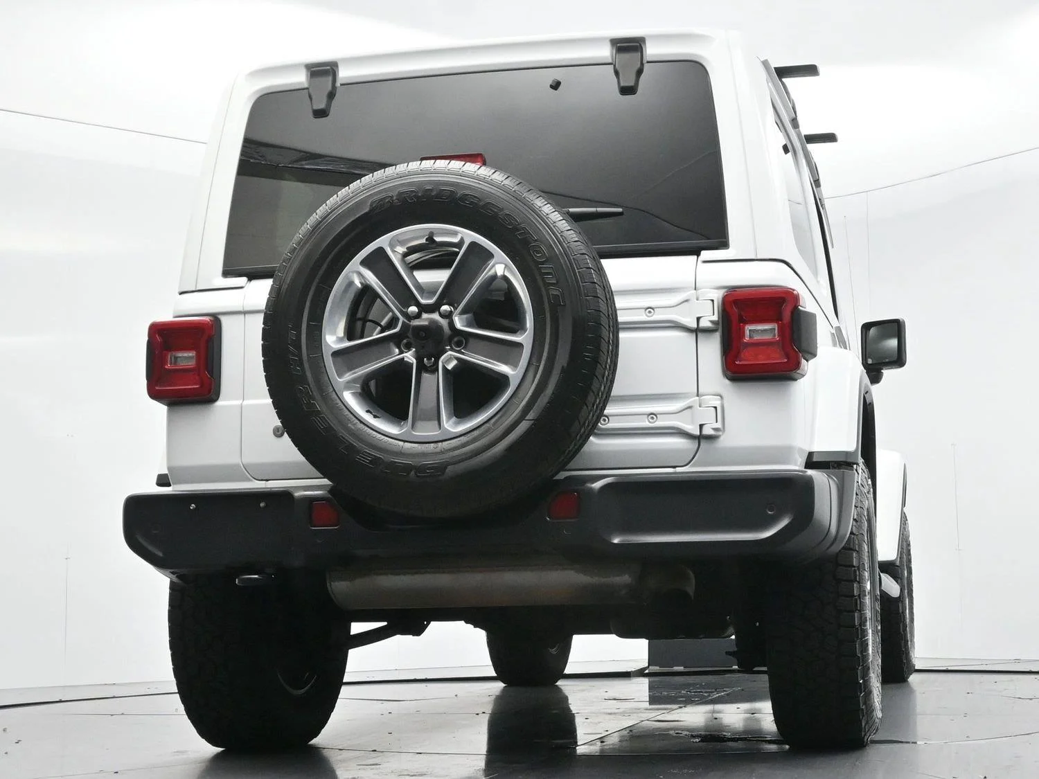 Used 2019 Bright White Clearcoat Jeep Sahara image 44