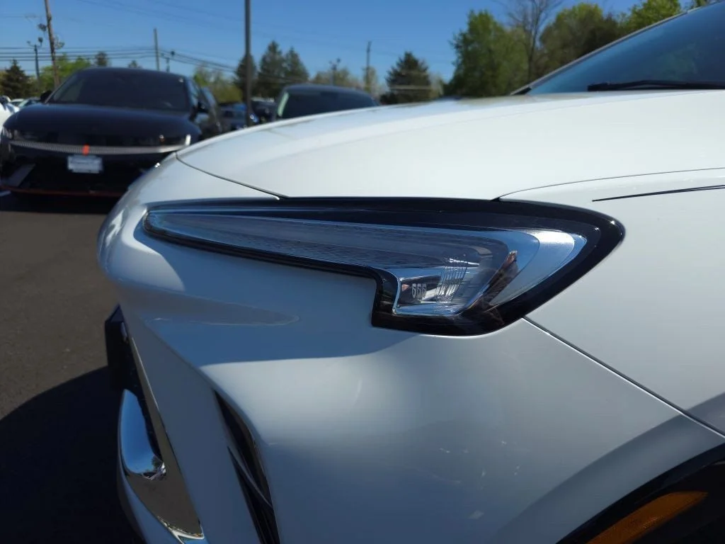 Used 2025 Summit White Buick 4dr Sport Touring w/ Power Liftgate image 9