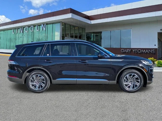 Used 2024 Black Metallic Lincoln Premiere image 3