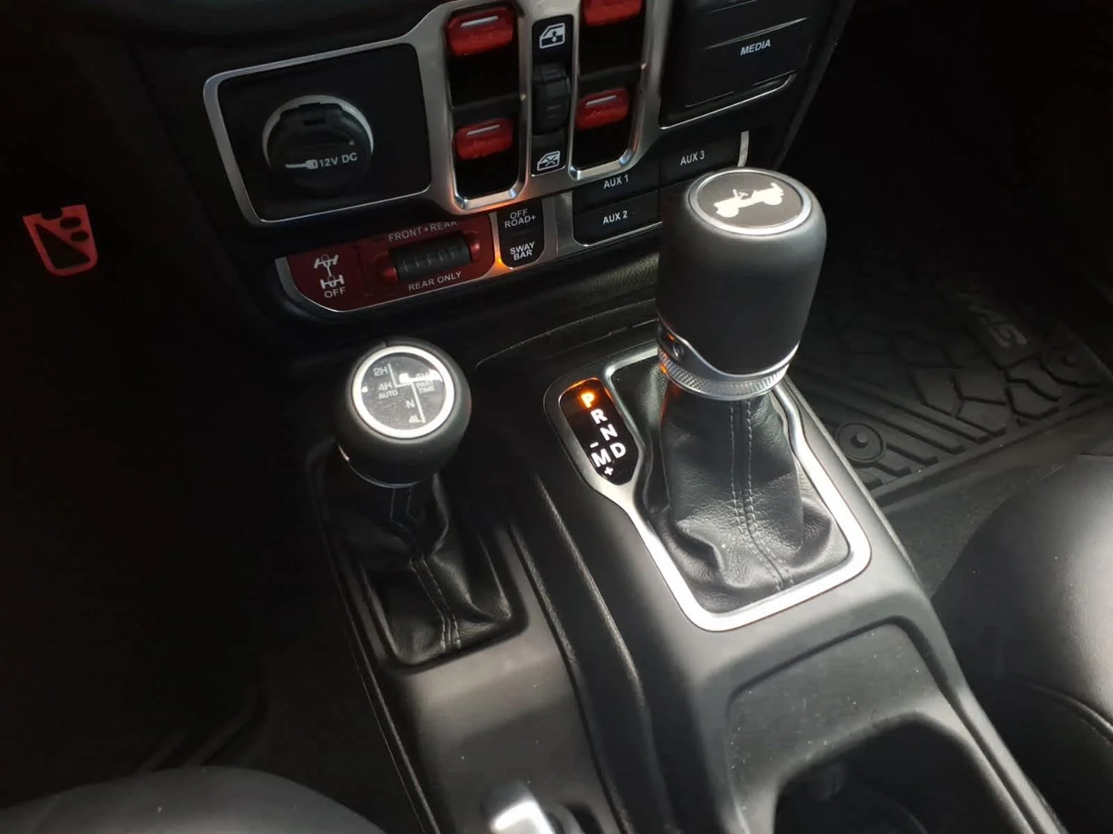 Used 2024 Bright White Clearcoat Jeep Rubicon X image 21