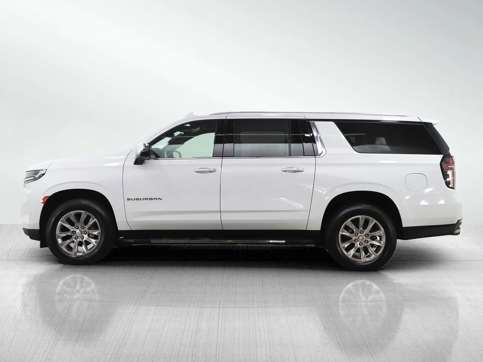 Used 2023 Chevrolet Suburban Premier with VIN 1GNSKFKD1PR476681 for sale in Burnsville, Minnesota