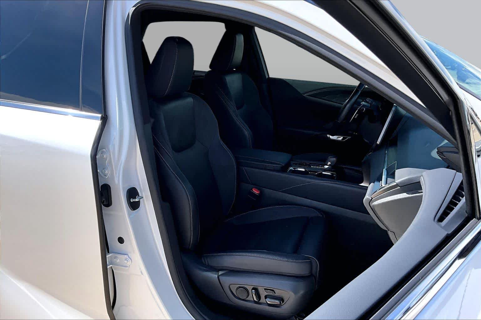 Used 2023 Eminent White Pearl Lexus Luxury image 9