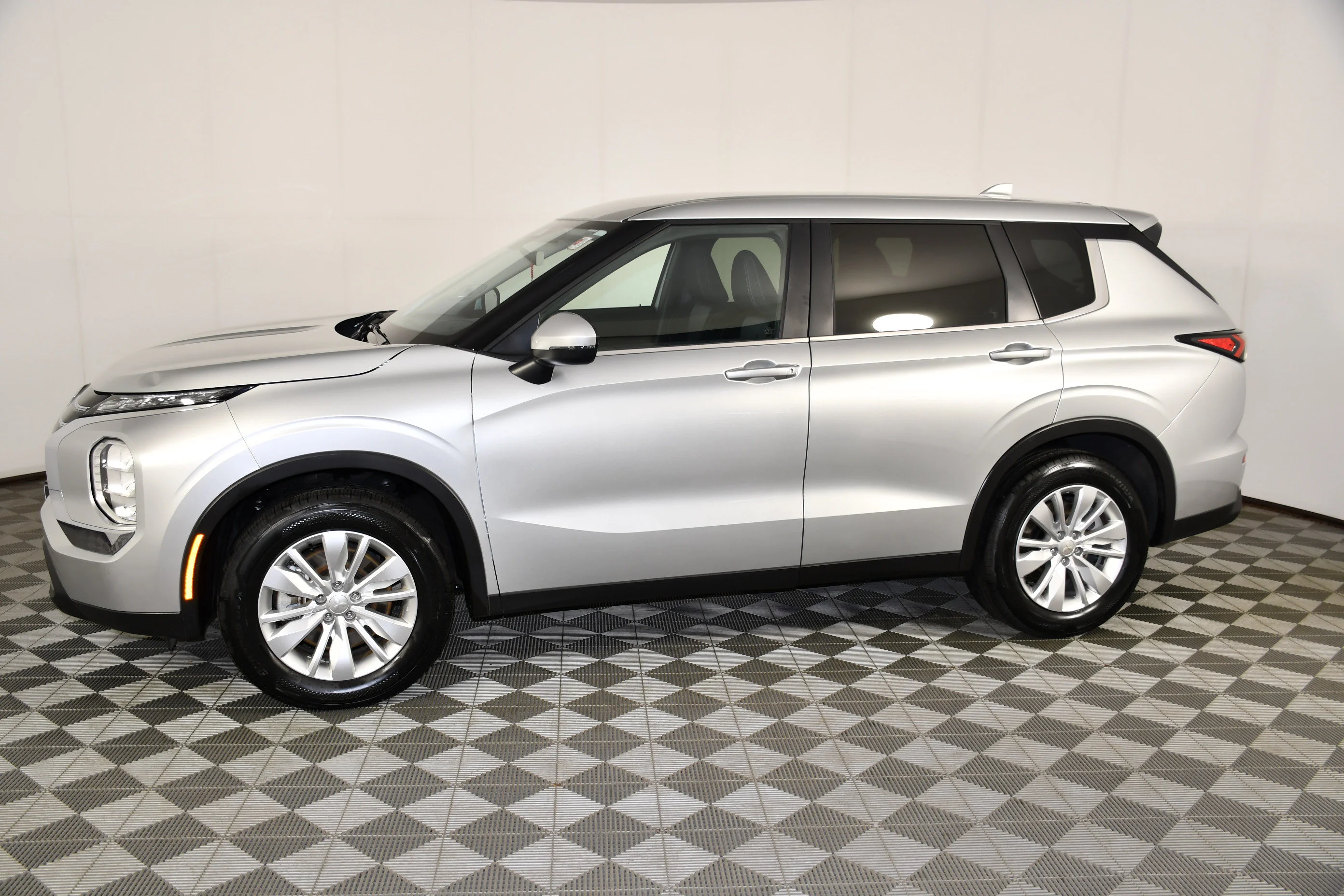 Used 2025 Silver Mitsubishi ES image 8