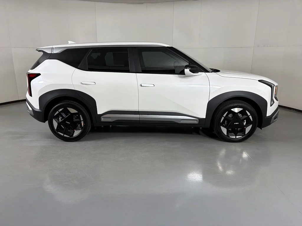 New 2027 Snow White Pearl Kia EX image 9